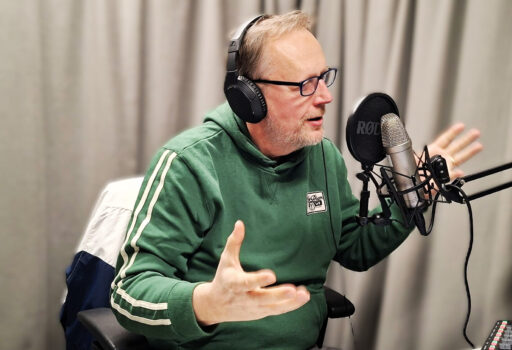Juha Haukka nauhoittamassa Johtaminen kesken kaiken Podcastia